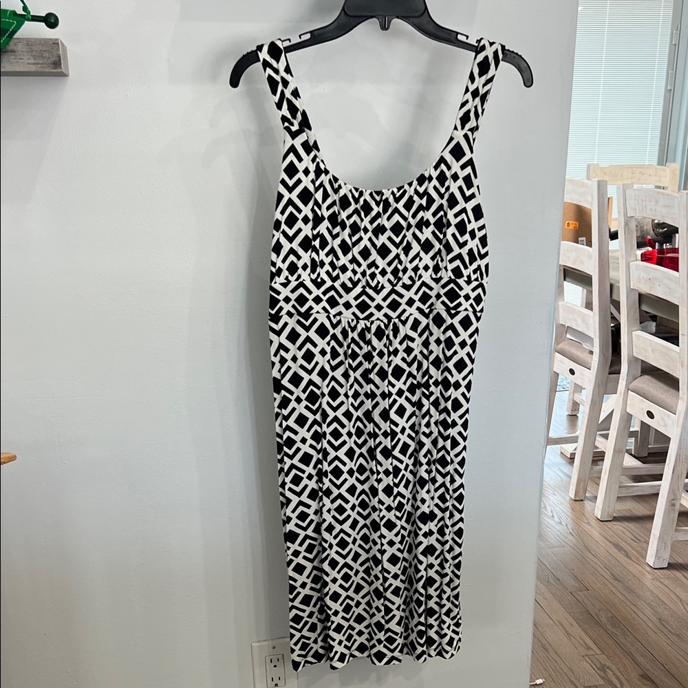 Elegant Black and White Geometric Dress